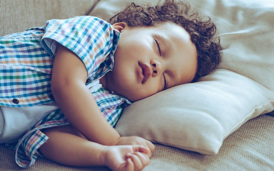 Cosa fare se il bambino scavalca il lettino?
